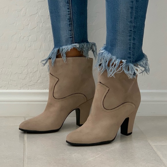 NIB Cream Distressed Pull On Western Ankle Booties - Picture 3 of 8